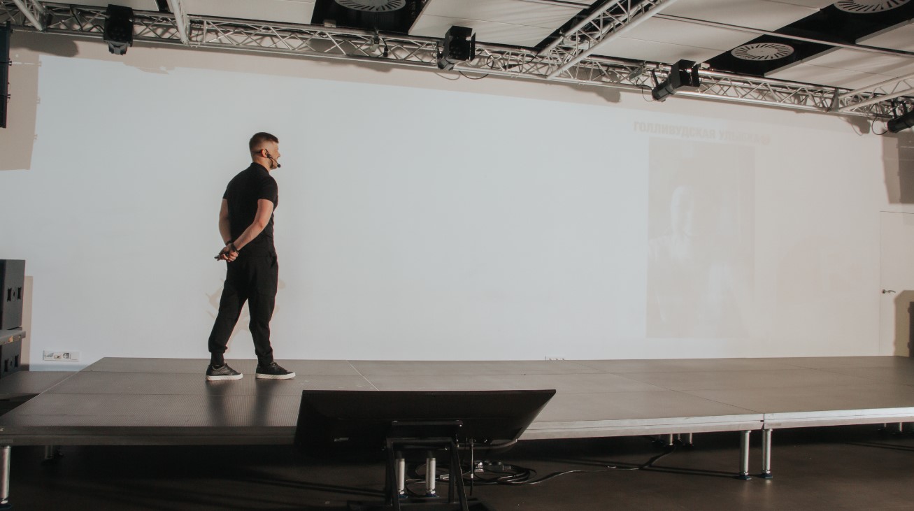 Фото Михаила Хомича на конференции